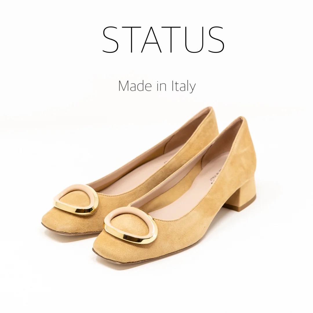 1/9抜け感のあるカラーにゴールドのサークルモチーフで遊び心を