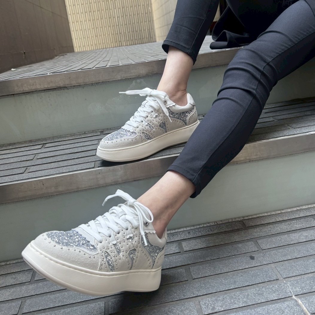 7/26グリッターとスタッズで大人カジュアルにぴったりなグレーカラーのスニーカー