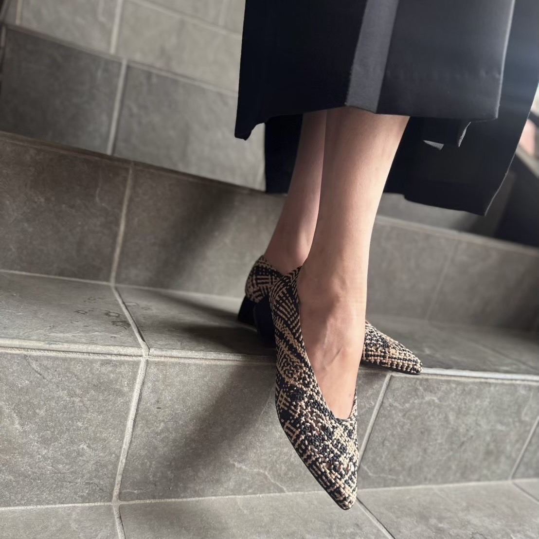 7/22ブラックとベージュカラーのメッシュがモード感溢れるローヒールパンプス