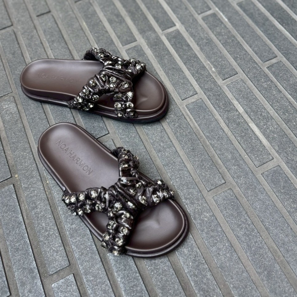 7/23ストーンとラフィアのコンビネーションが大人カジュアルにぴったりなフラットサンダル