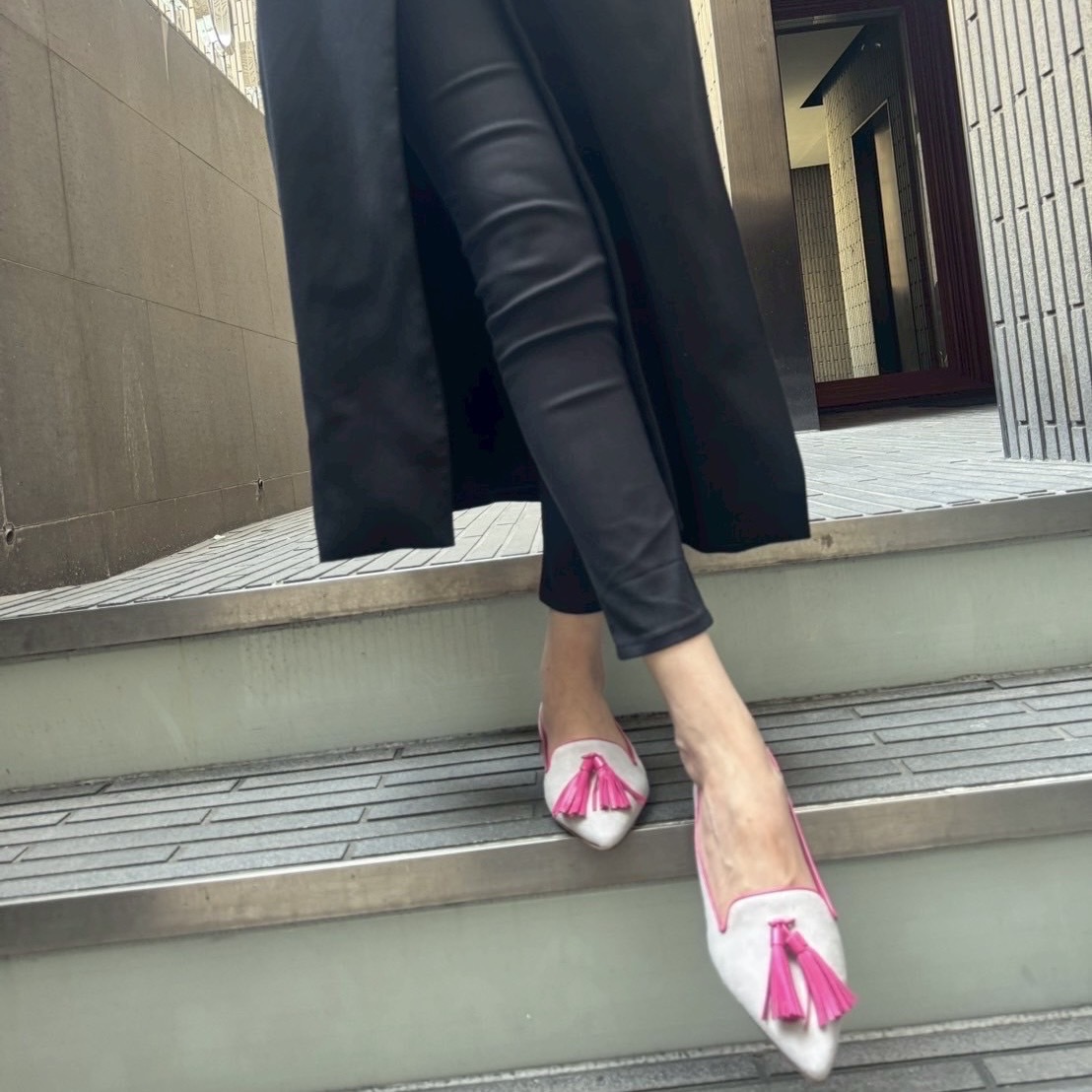 7/24グレージュとピンクのコンビネーションがお洒落度アップのフラットシューズ