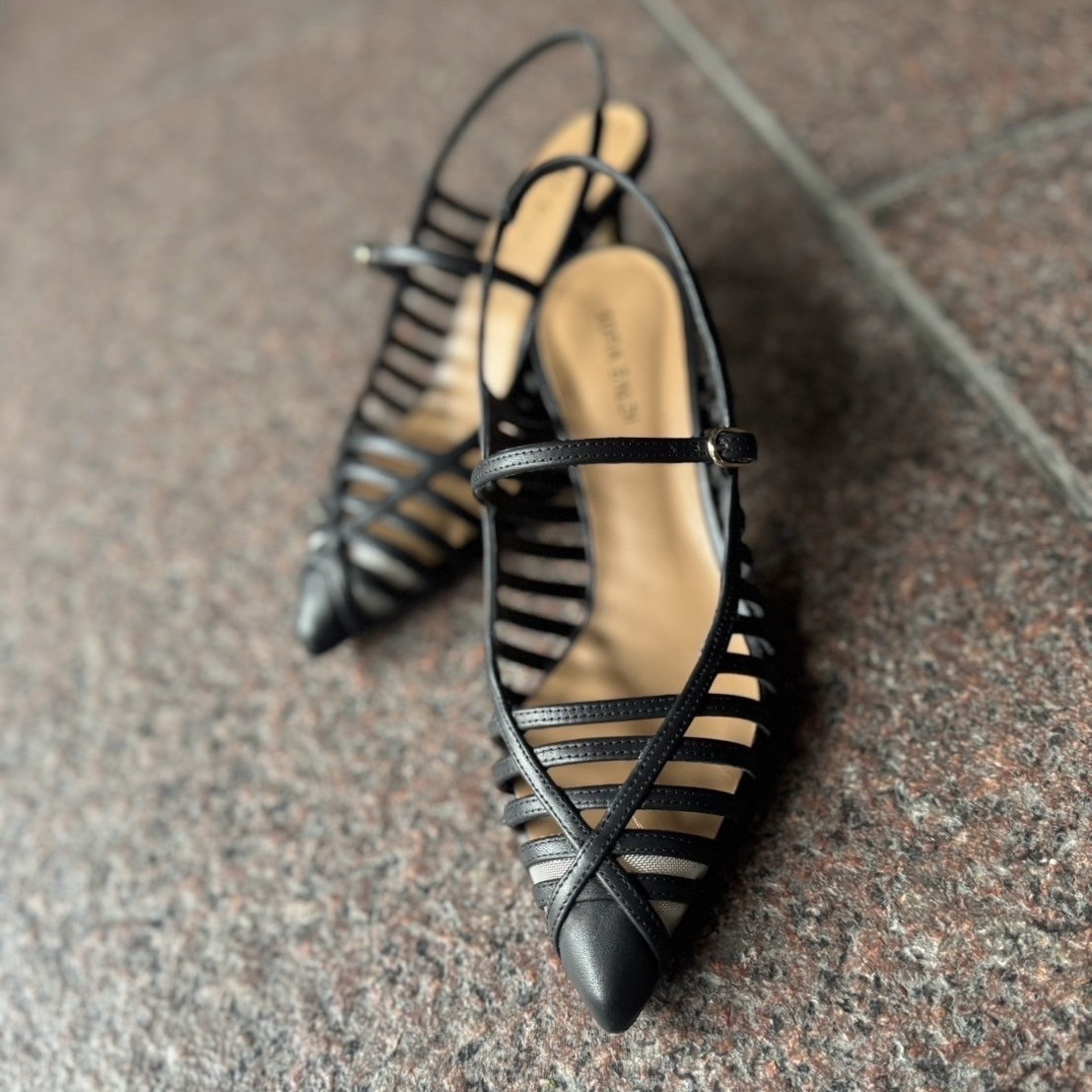 7/27細めのレザーでデザインされた夏らしいバックスリングパンプス