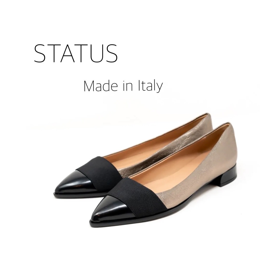 7/29メタリックレザとガラス加工のブラックレザーの組み合わせがモード感溢れるフラットシューズ