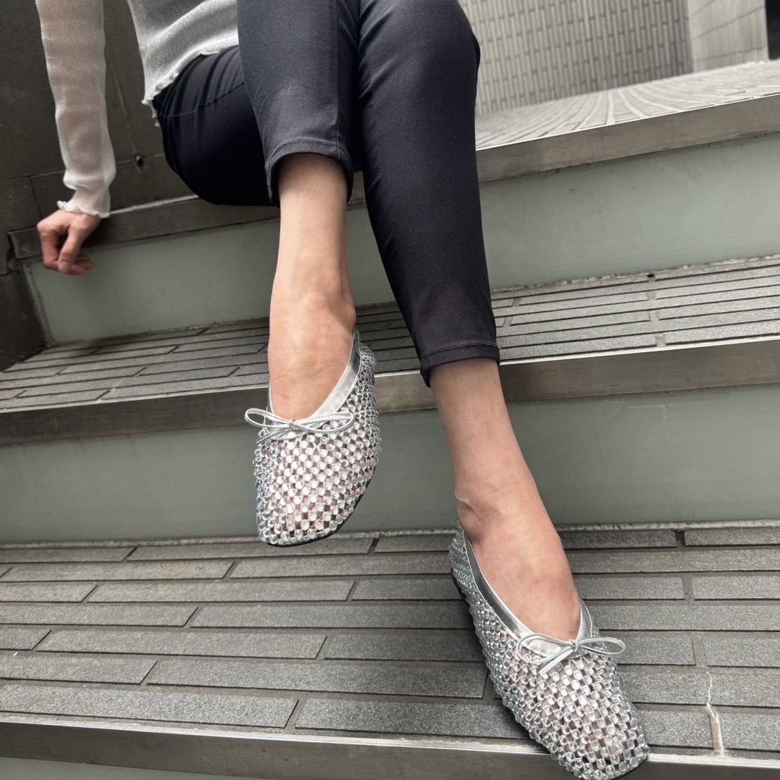 7/30シルバーカラーが夏らしいデザインのフラットシューズ