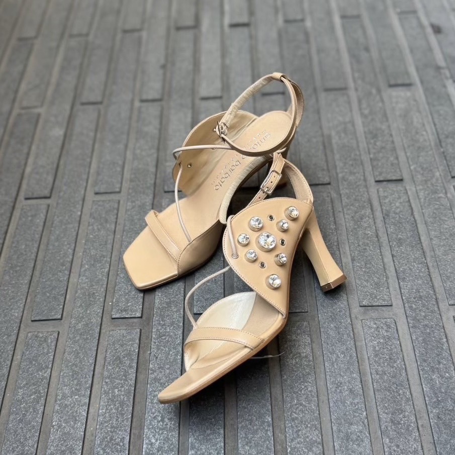 7/31存在感あるストーンとマットベージュカラーが上品さ溢れるサンダル