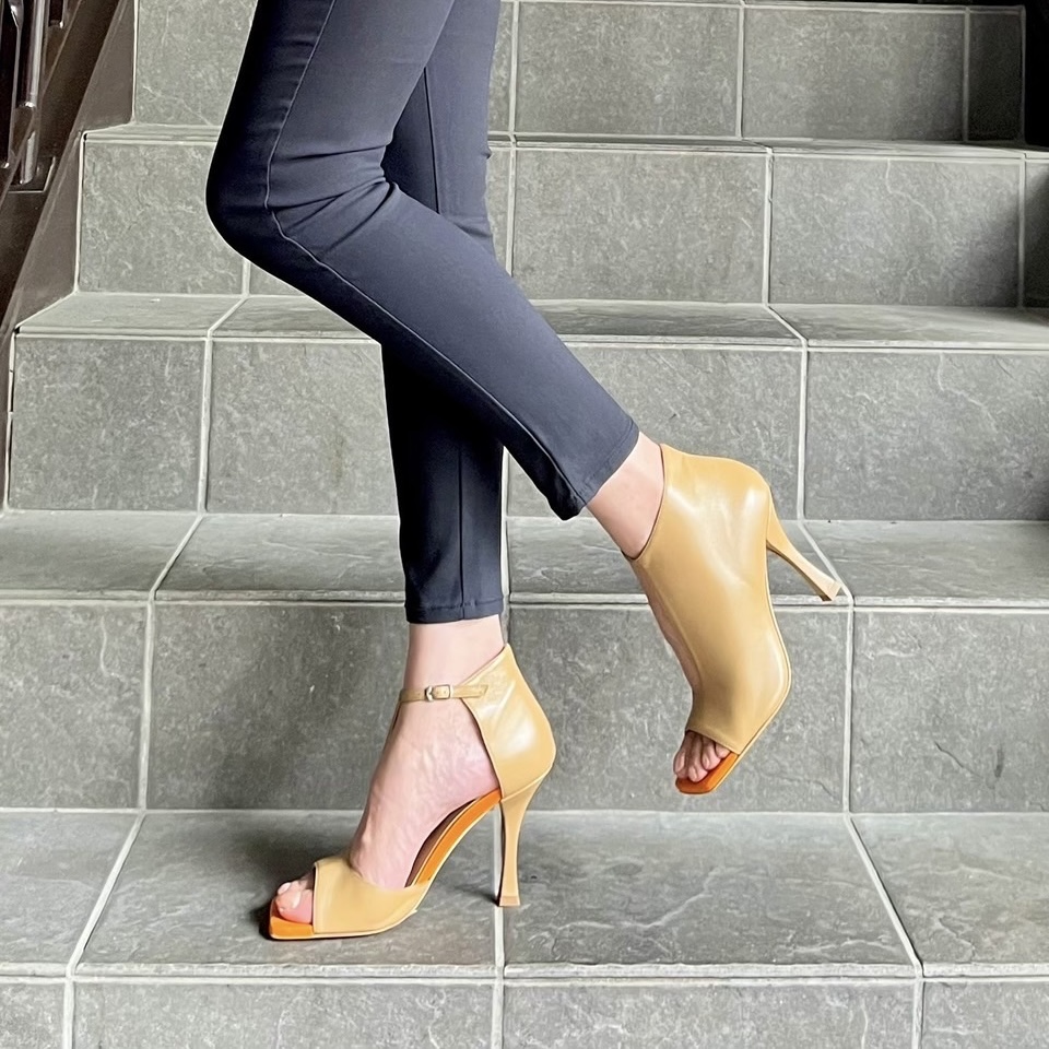 8/17絶妙なカッティングが美脚を叶えるブーツサンダル