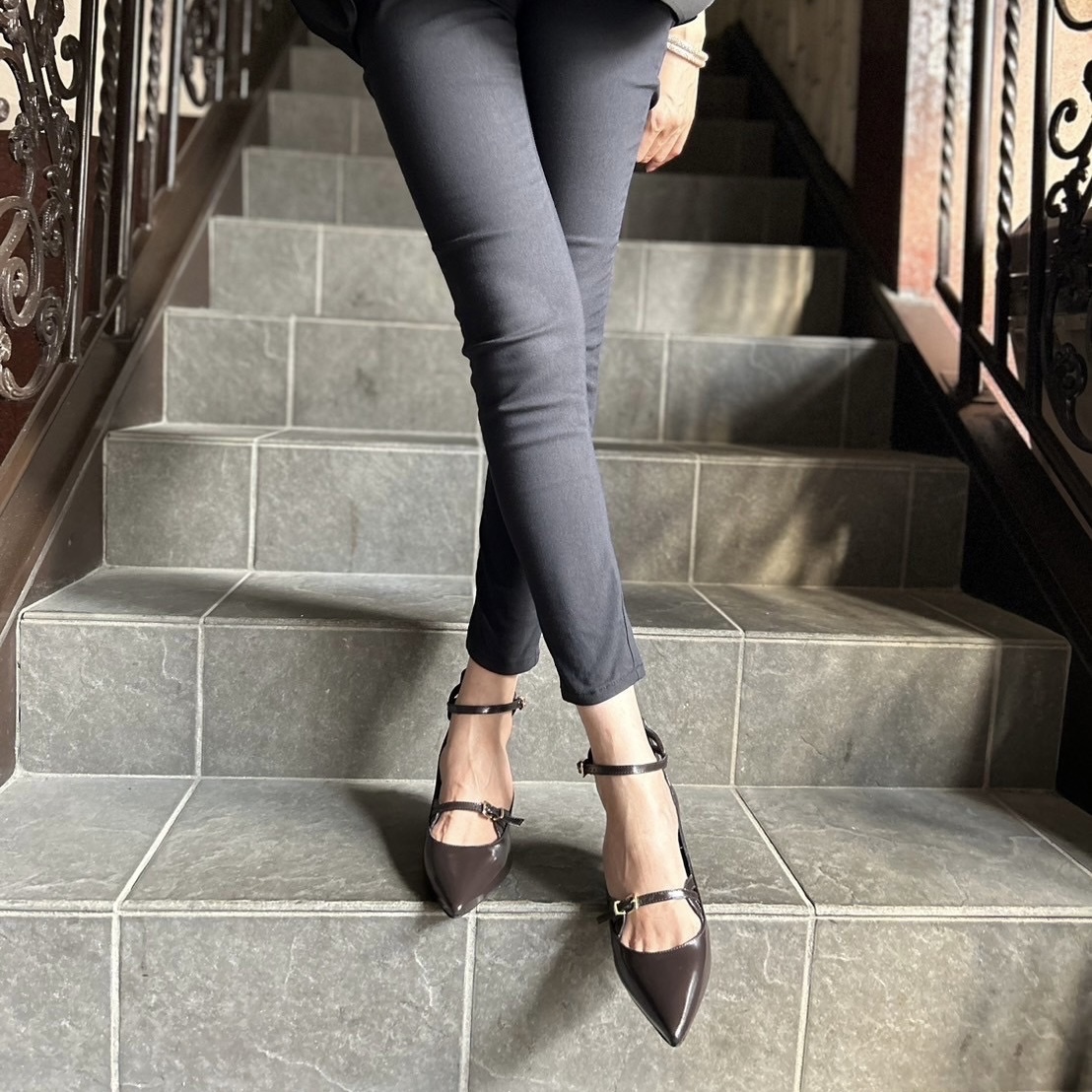 8/9ダブルストラップでスタイリッシュなパンプス