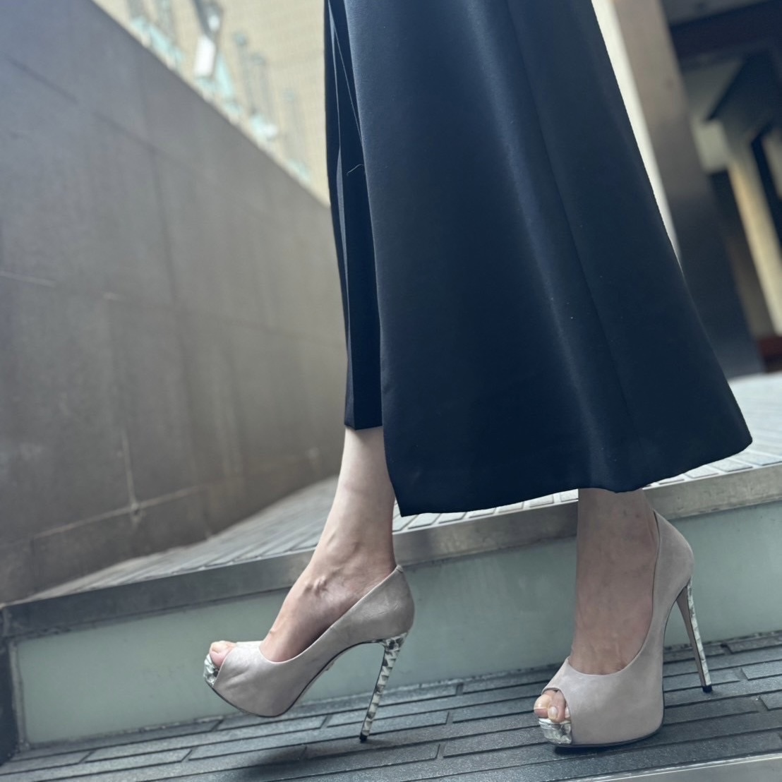 8/11パイソンを上品に取り入れやすいパンプス