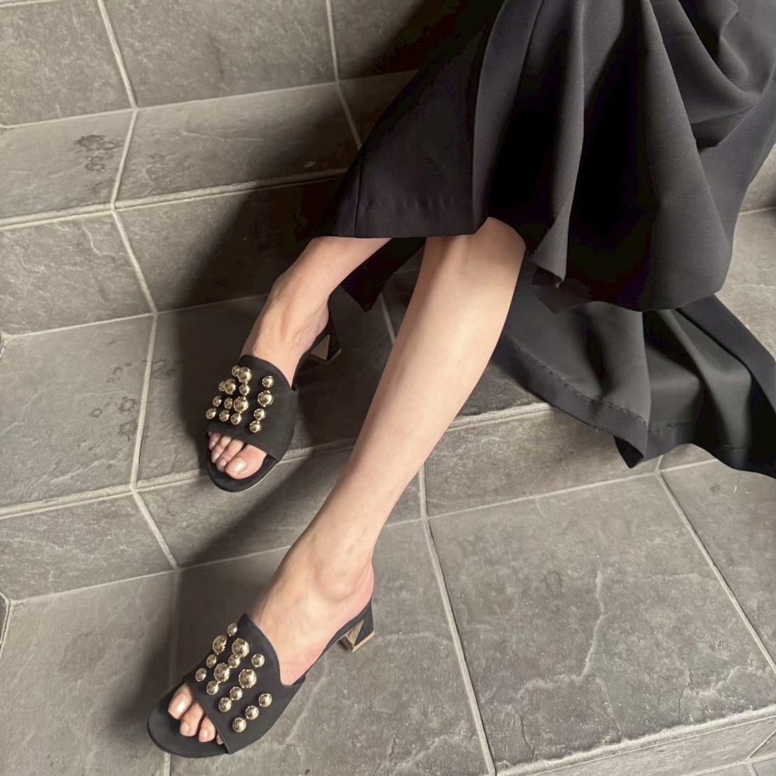8/1ブラックスエードにゴールドのボールスタッズが美しく映えるミュールサンダル