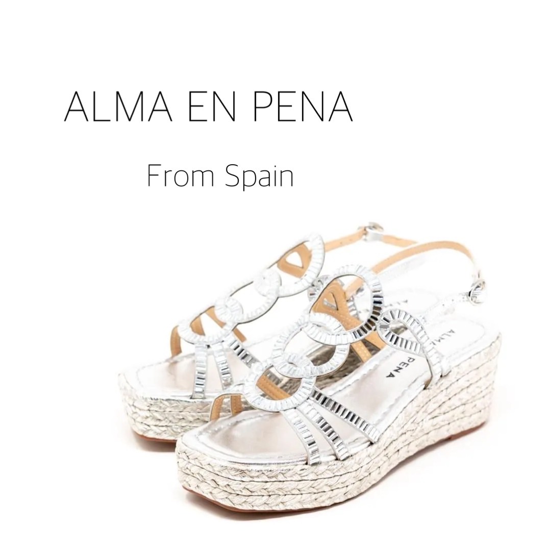 8/2シルバーのクリスタルが輝く涼しげな印象のウエッジサンダル