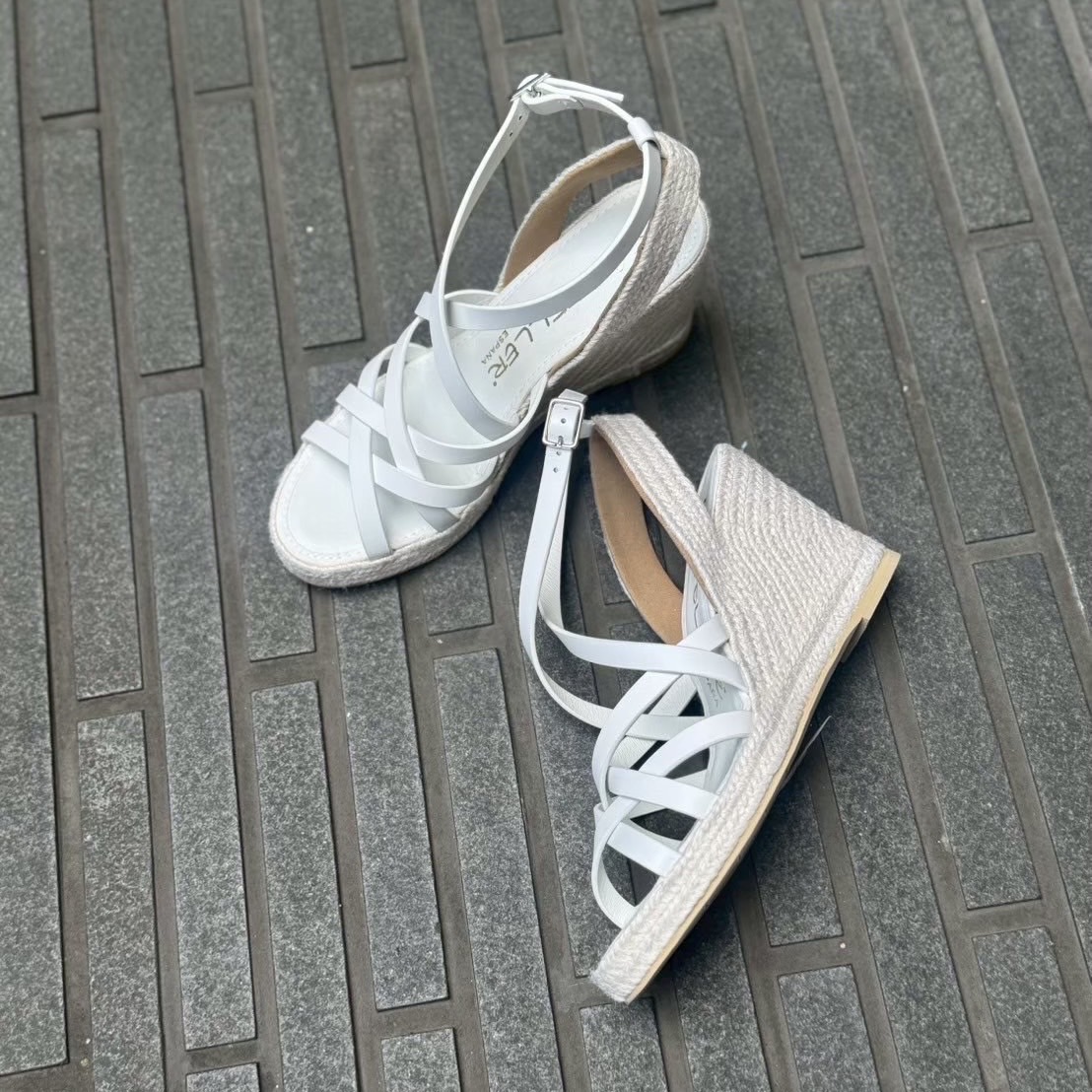 8/4ホワイトカラーが爽やかで涼しげなウエッジサンダル