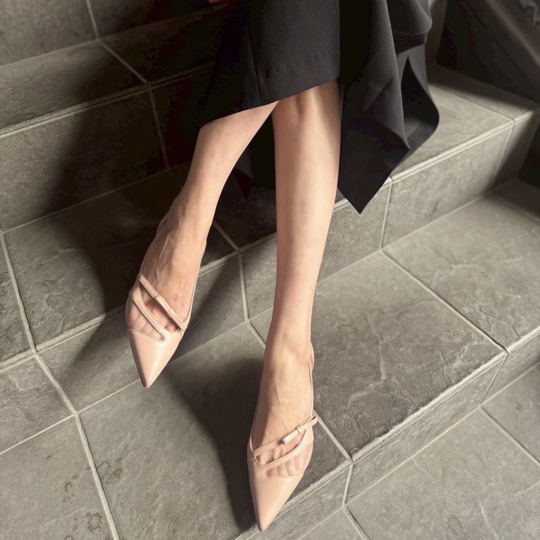 8/7肌馴染みの良いベージュカラーが美脚を叶えてくれるシースルーパンプス
