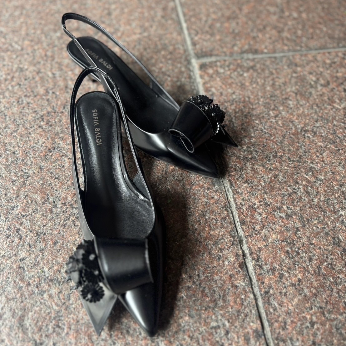 8/8フロントのフラワーモチーフが花束みたいで心躍るデザインのバッグスリングパンプス