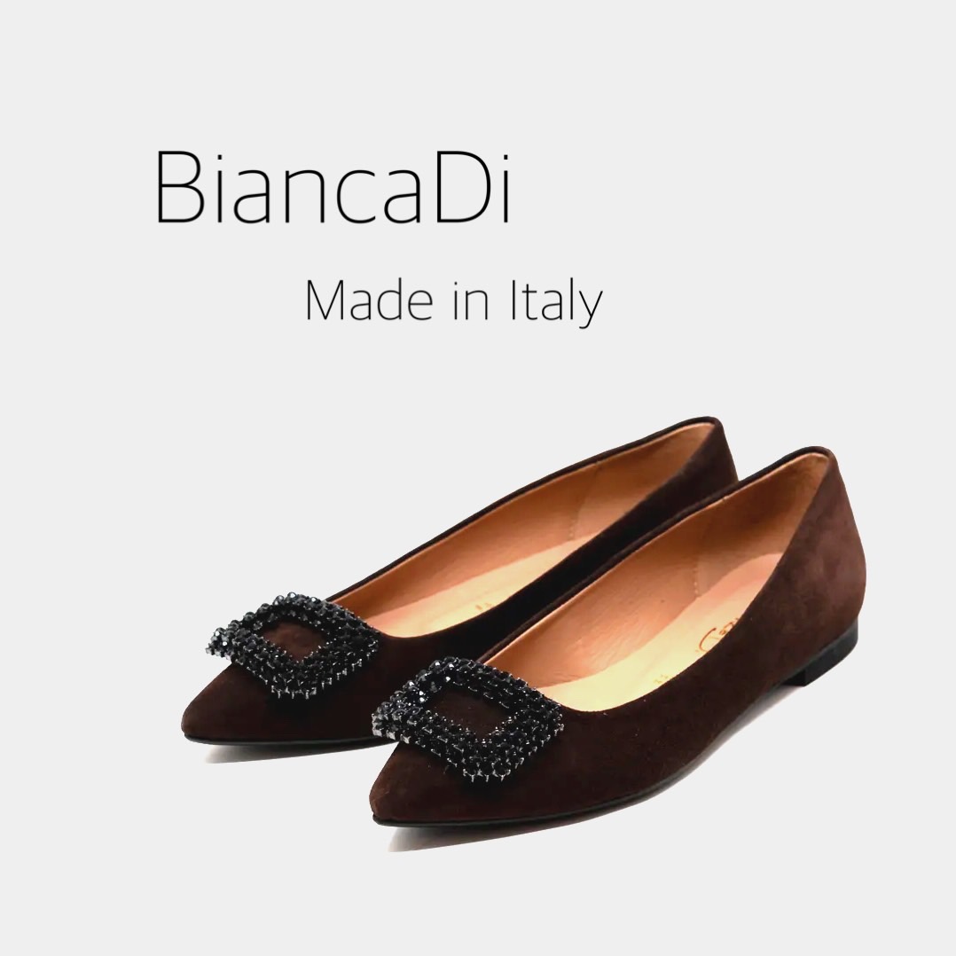 8/14上品なブラウンスエードにブラックストーンが輝くフラットシューズ