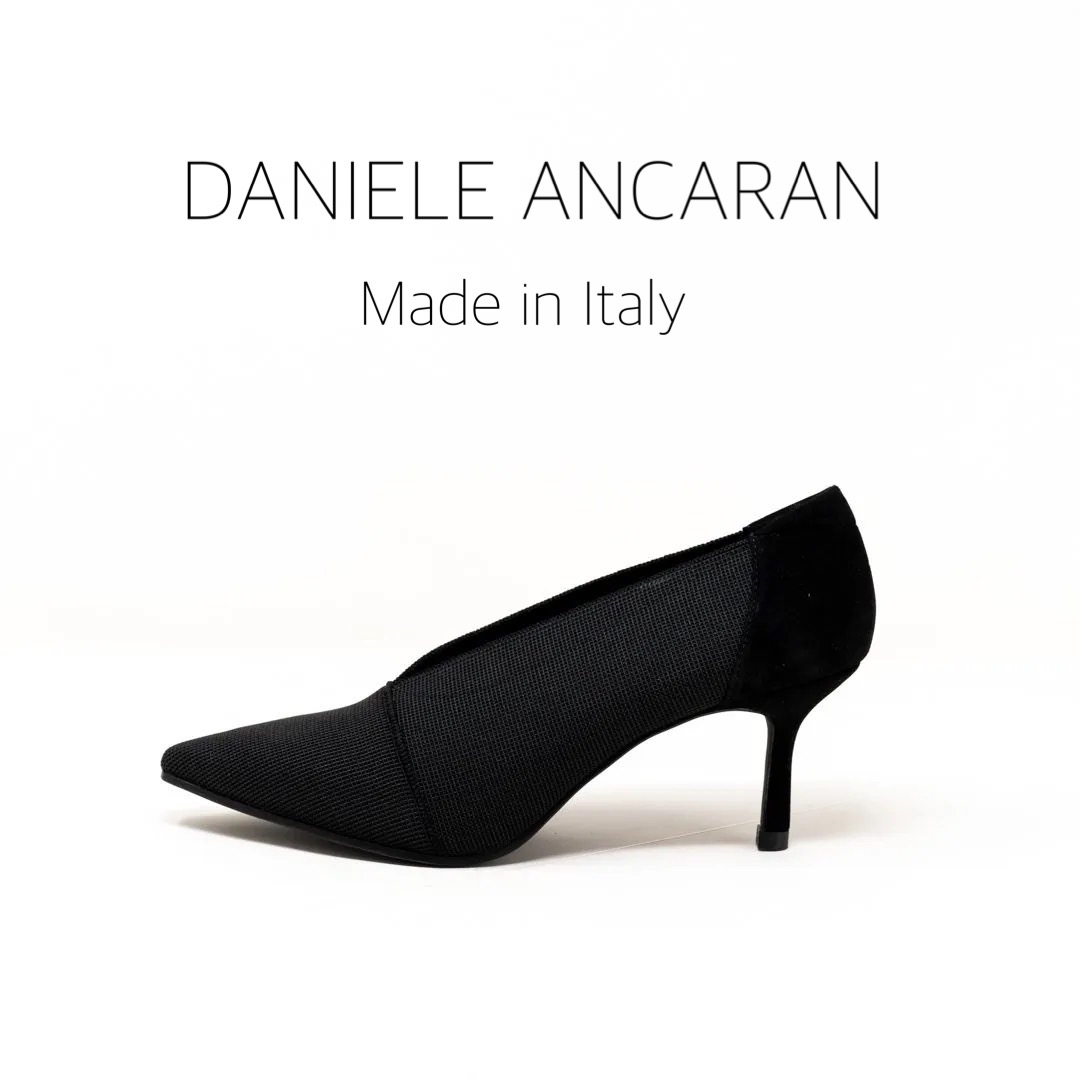 9/19モード感溢れるデザインで履き心地抜群のストレッチ素材のブラックパンプス