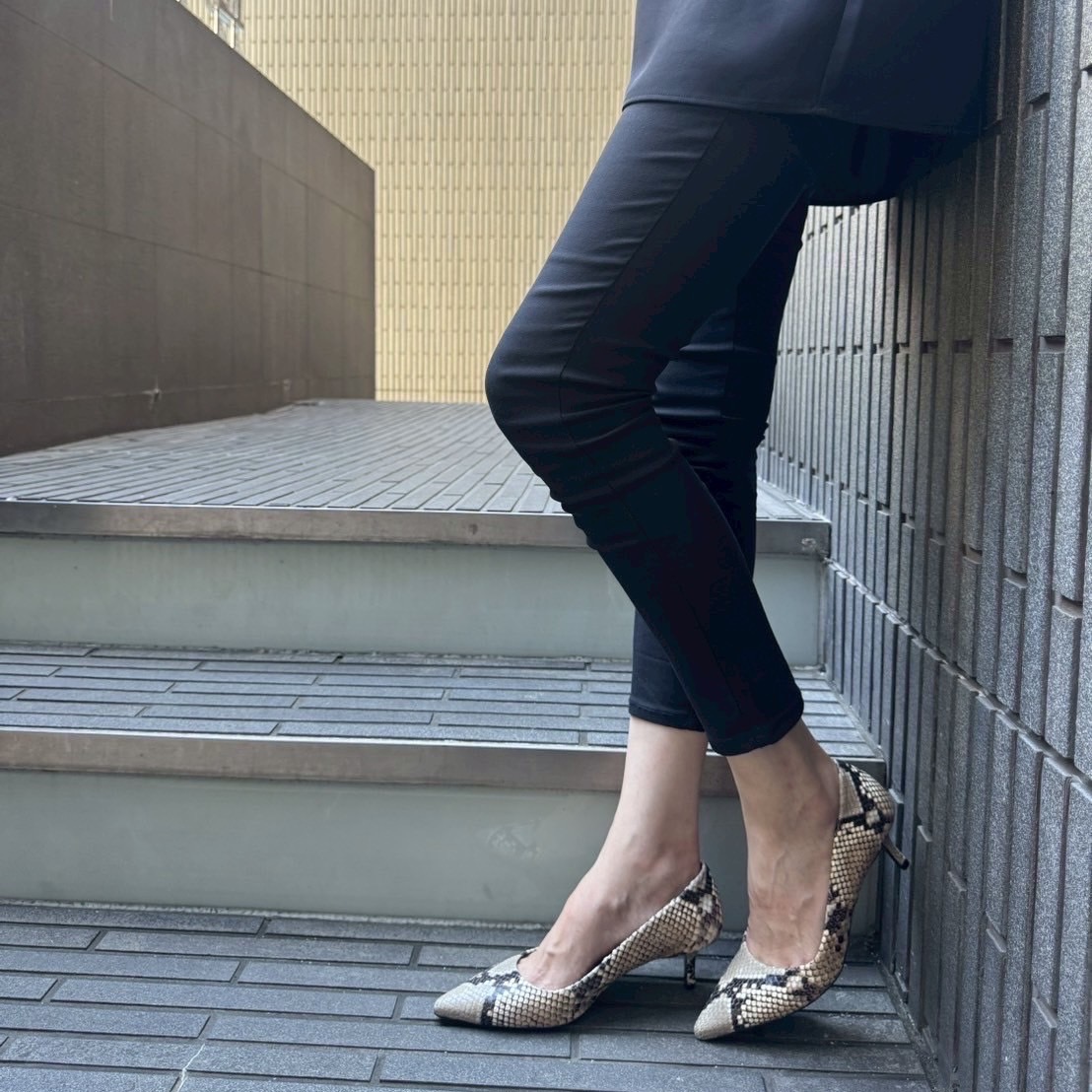 9/4型押しパイソンレザーが高級感溢れるポインテッドトゥパンプス