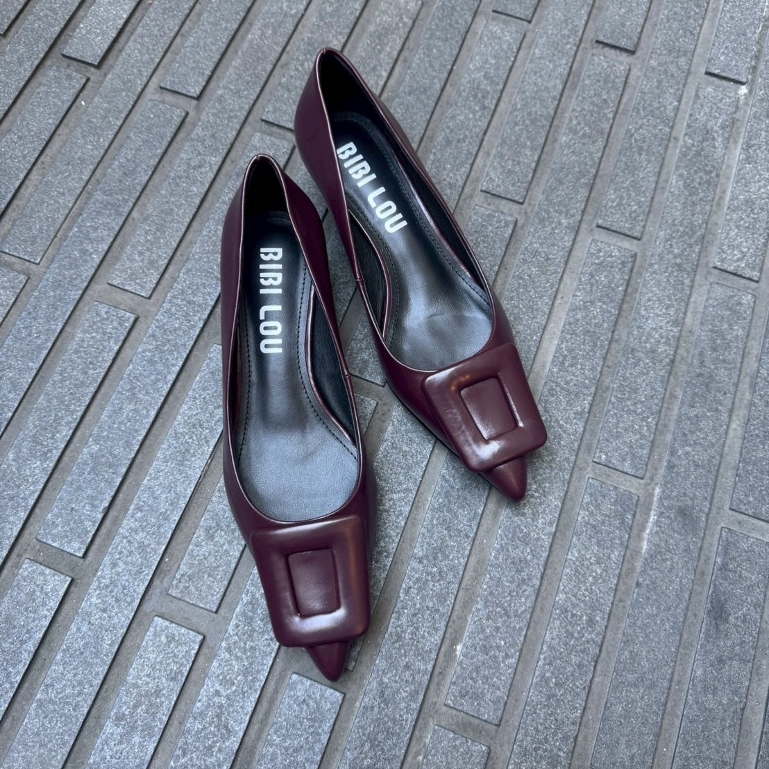 9/5シックなバーガンディカラーのポインテッドトゥパンプス