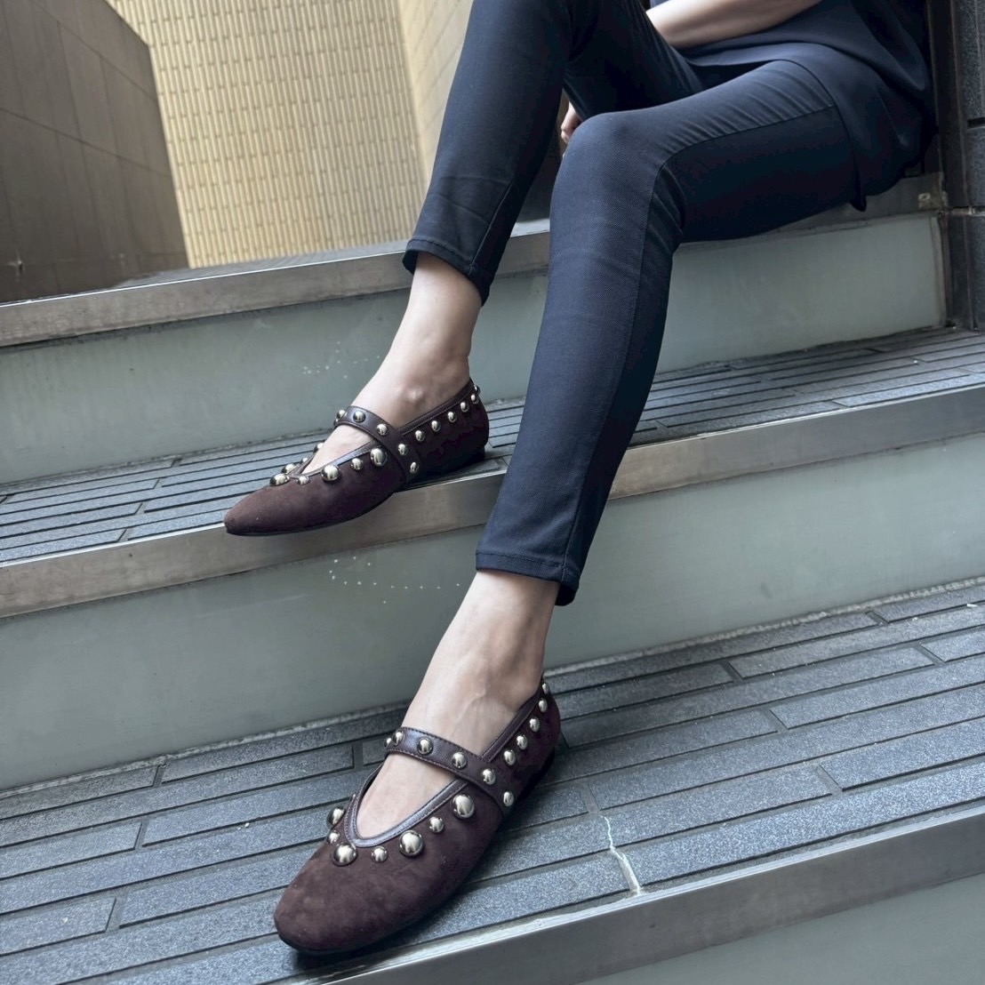 9/6トレンドのブラウンカラーにボールスタッズをデザインしたフラットシューズ