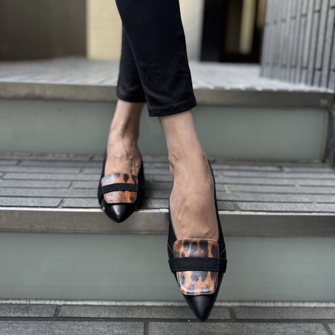 9/16レオパード柄をポイントにした艶感あるブラックボディパンプス