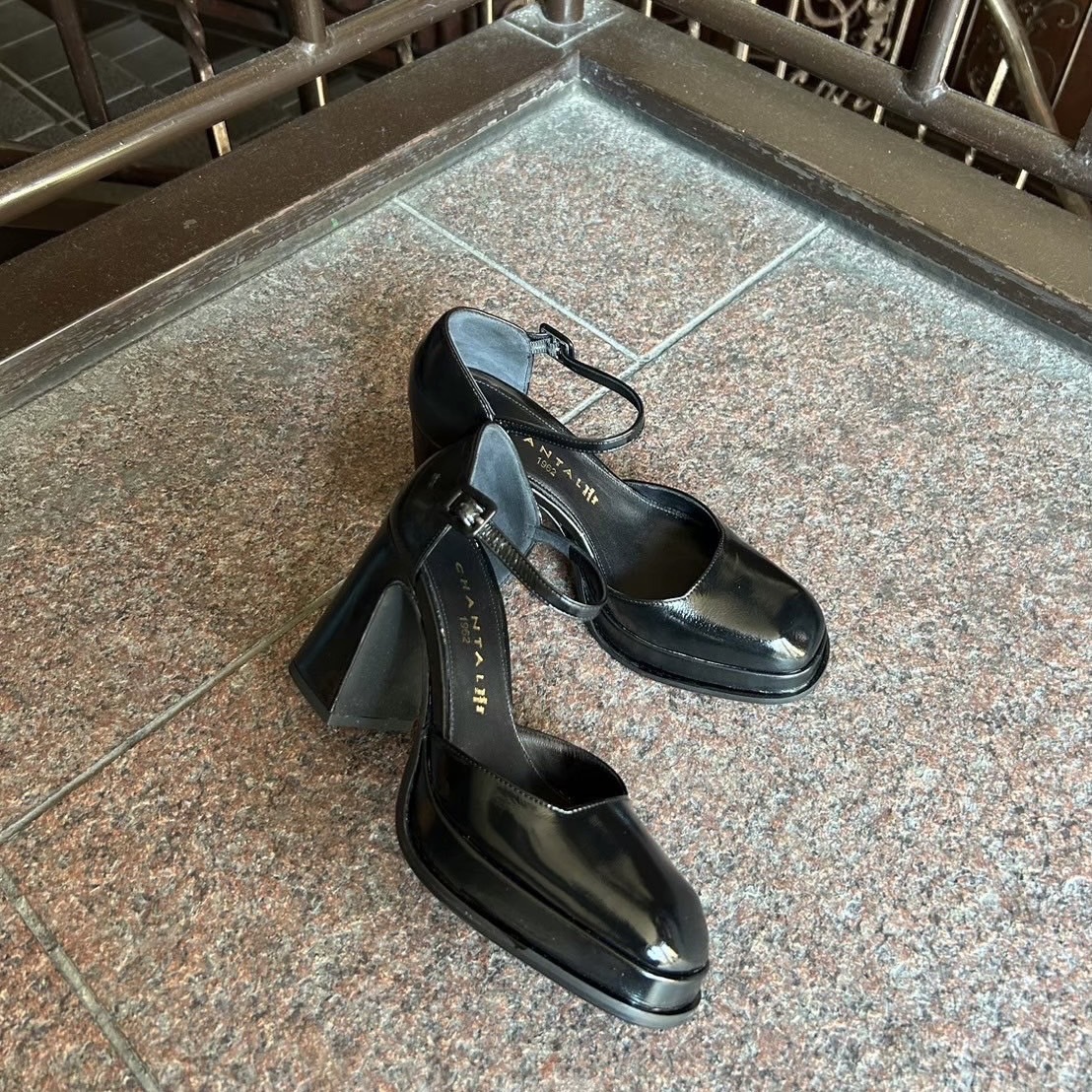 9/17クラシカルな雰囲気を演出できるブラックエナメルパンプス