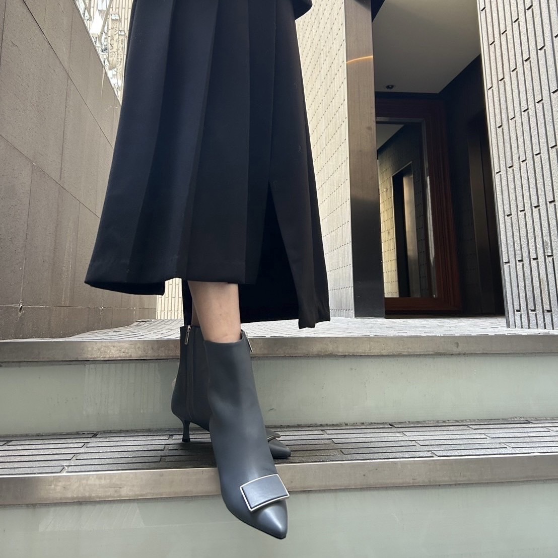 9/20ブルーグレーのボディに同素材のスクエアモチーフをデザインしたショートブーツ