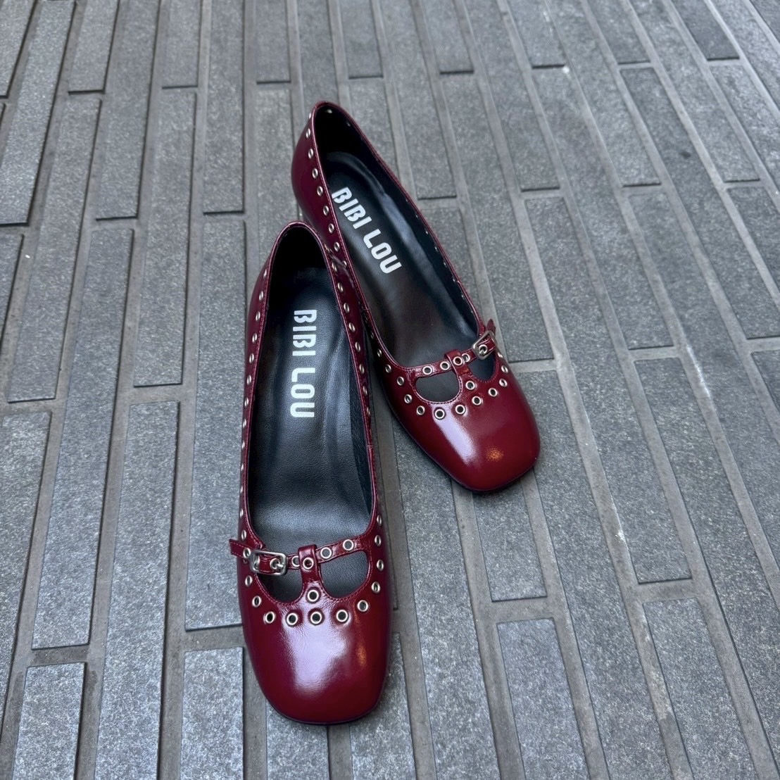 9/21秋を先取り！クラシカルな雰囲気を演出できるボルドーカラーのスクエアパンプス