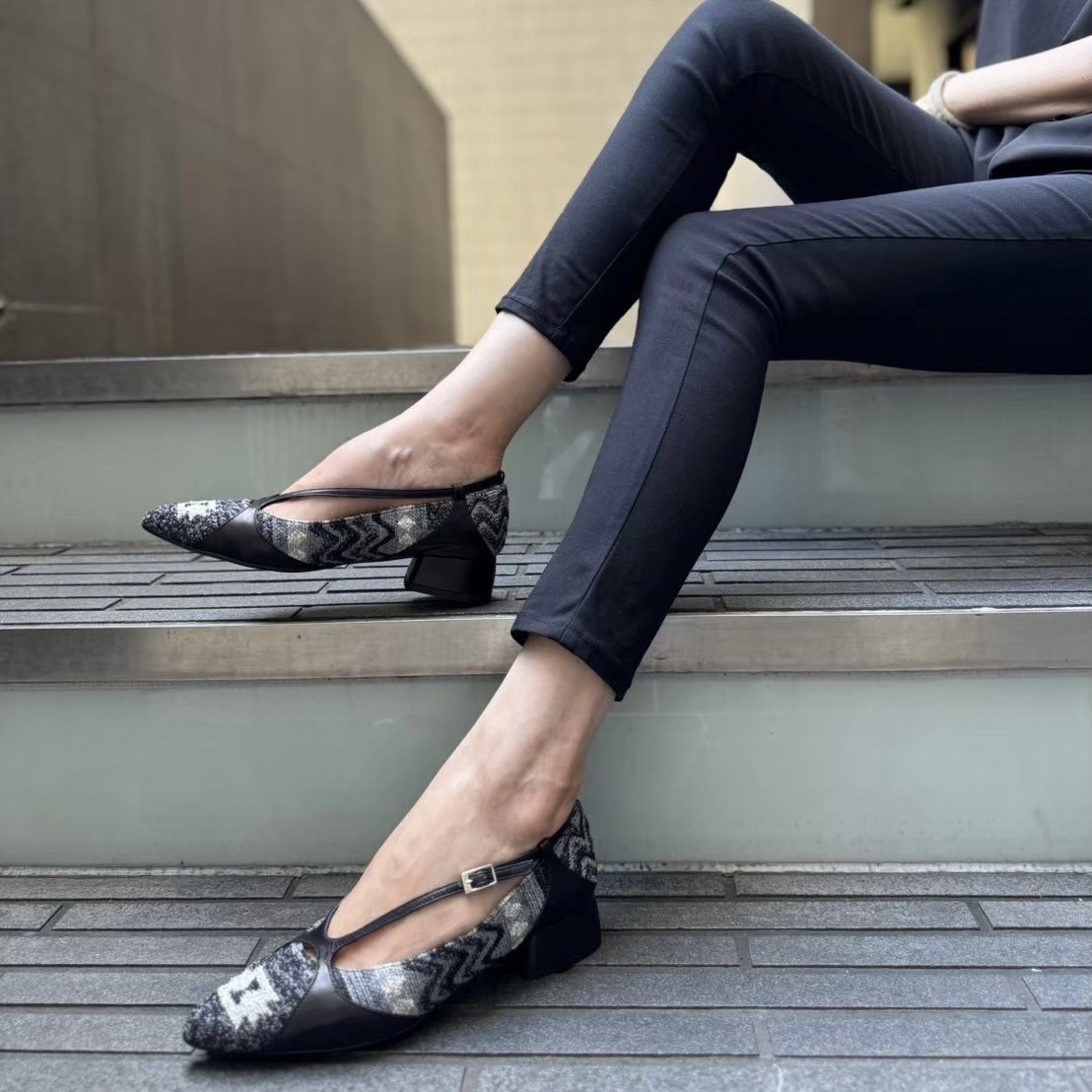 9/22オルテガ柄のボディが個性的でインポートらしいパンプス