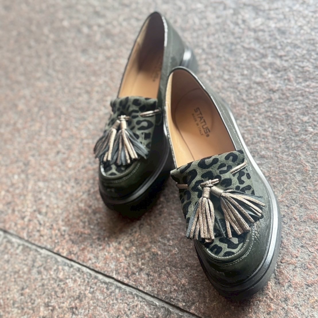 9/29グリーンのレオパード柄が個性的でメンズライクなタッセルローファー