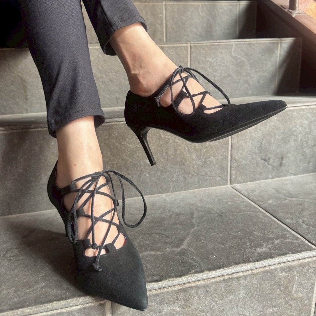 10/2レースアップのデザインが、モード感溢れるブラックスエードパンプス