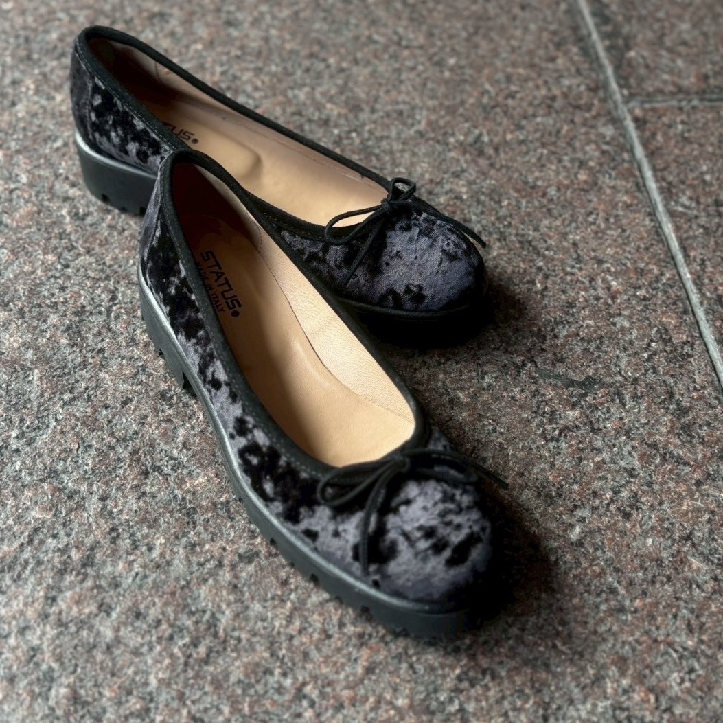 10/3艶感あるベロア素材が上品なデザインのラウンドパンプス