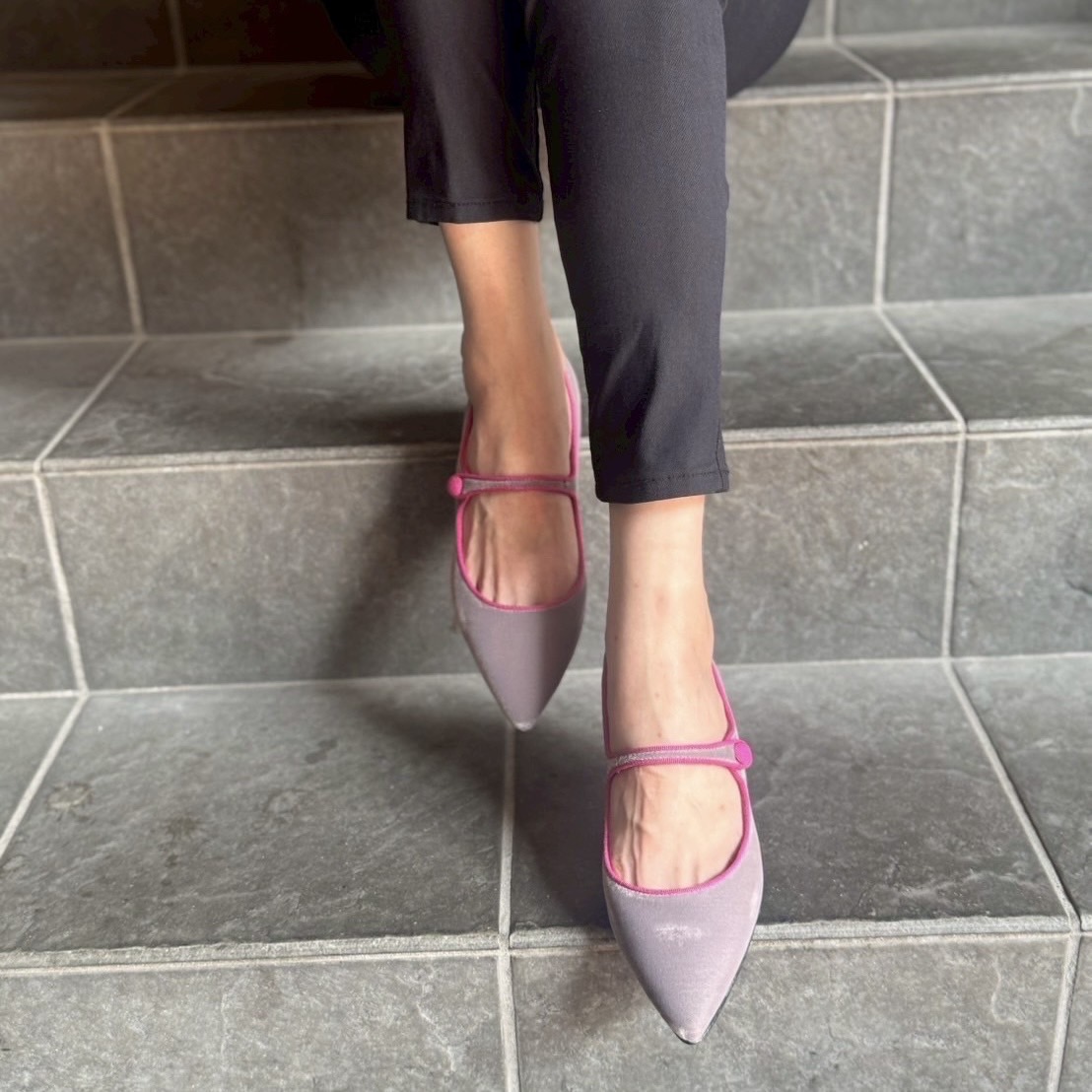 10/4気品あふれるベロア素材でグレーとピンクのコンビネーションに心躍るフラットシューズ