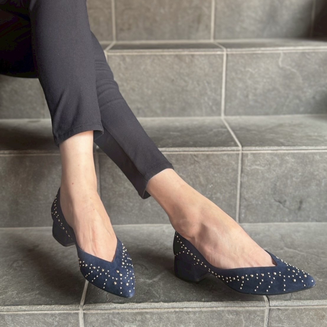 10/8煌めくスタッズに心躍るネイビーカラーのスエードパンプス