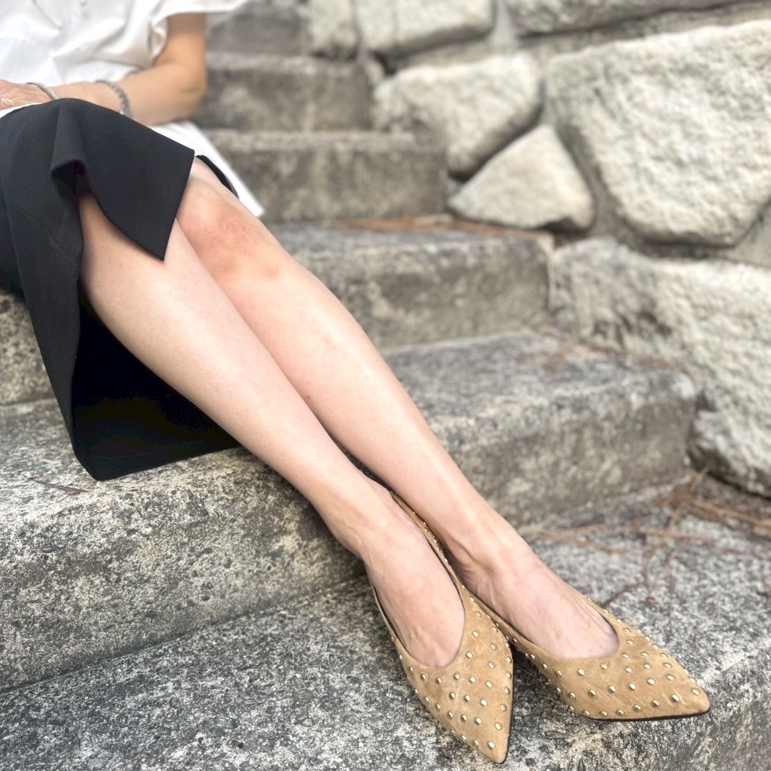 10/22ゴールドのスタッズが上品なデザインのベージュカラーパンプス