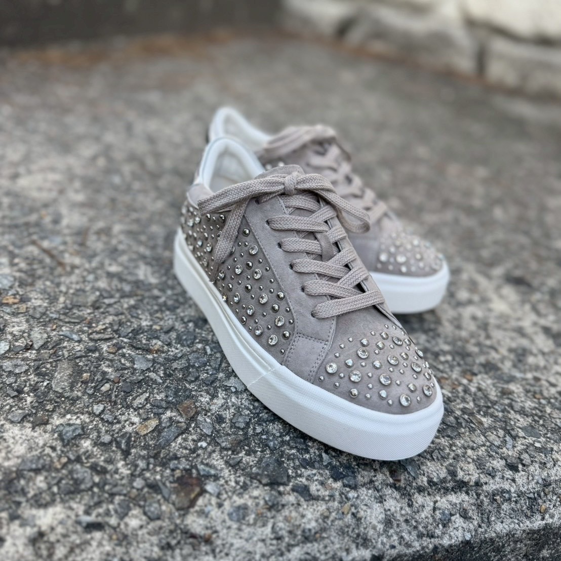 10/23煌めくビジューが足元を輝かせてくれるベージュカラースニーカー