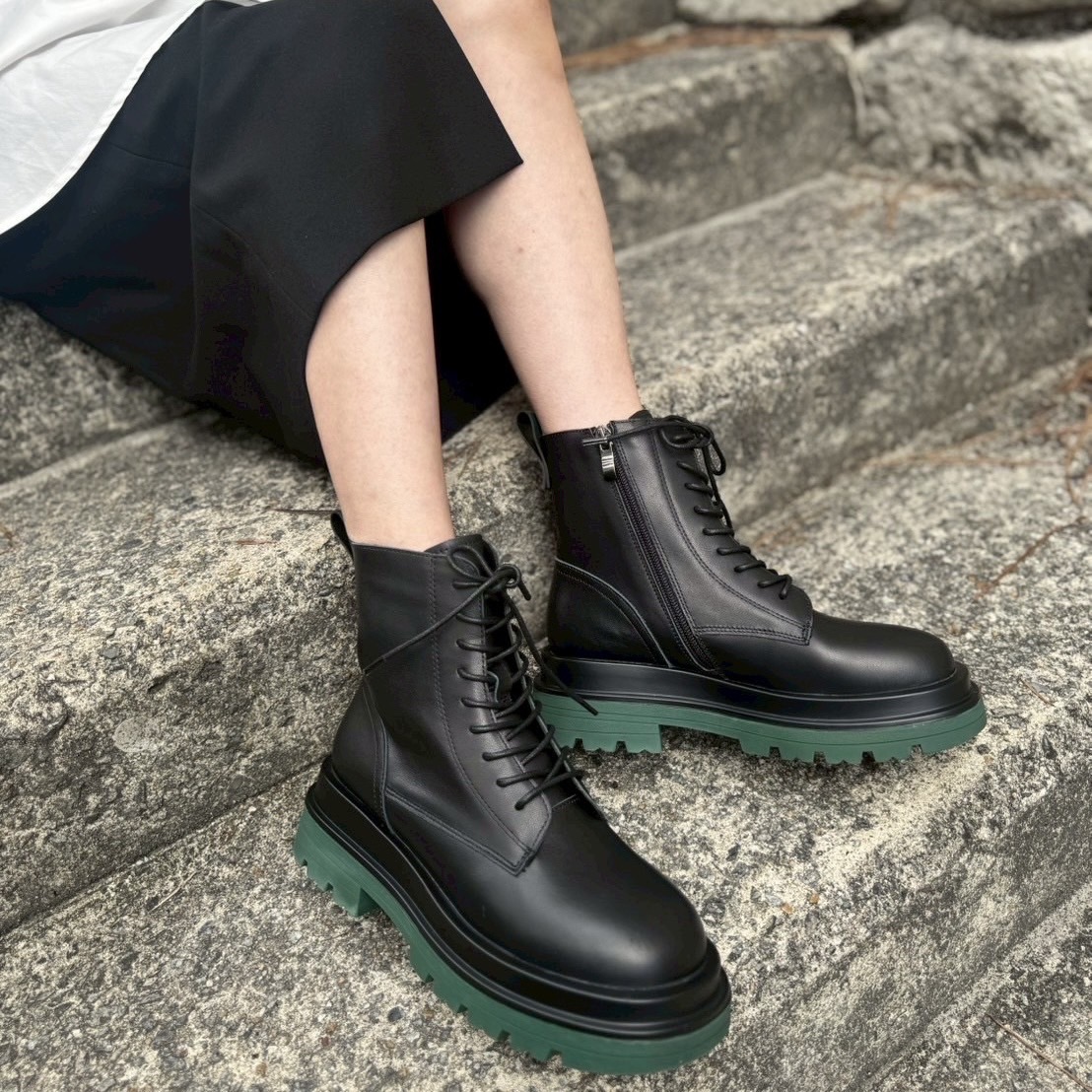 10/24グリーンのソールがポイント！モード感溢れるブラックカラーのレースアップブーツ