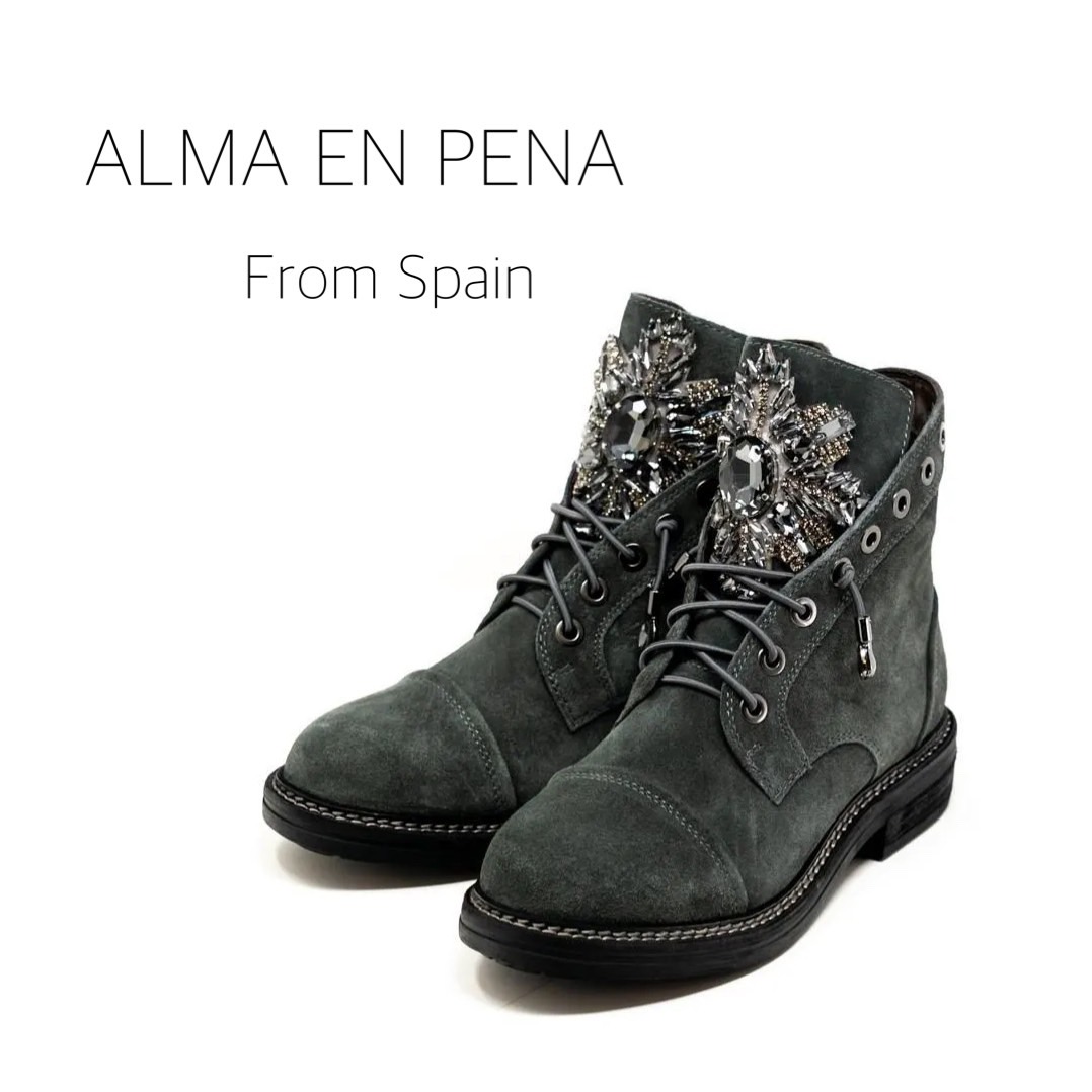 10/25ビジューモチーフが存在感を放つ、大人カジュアルにおすすめのワークブーツ