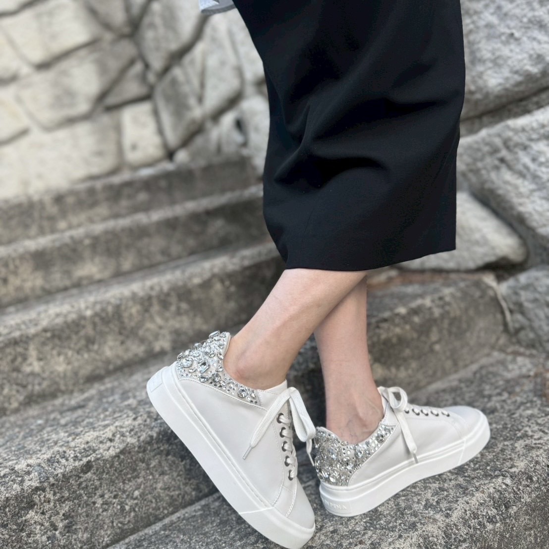 10/26バッグスタイルにデザインされたビジューに心躍る、ホワイトカラーのスニーカー