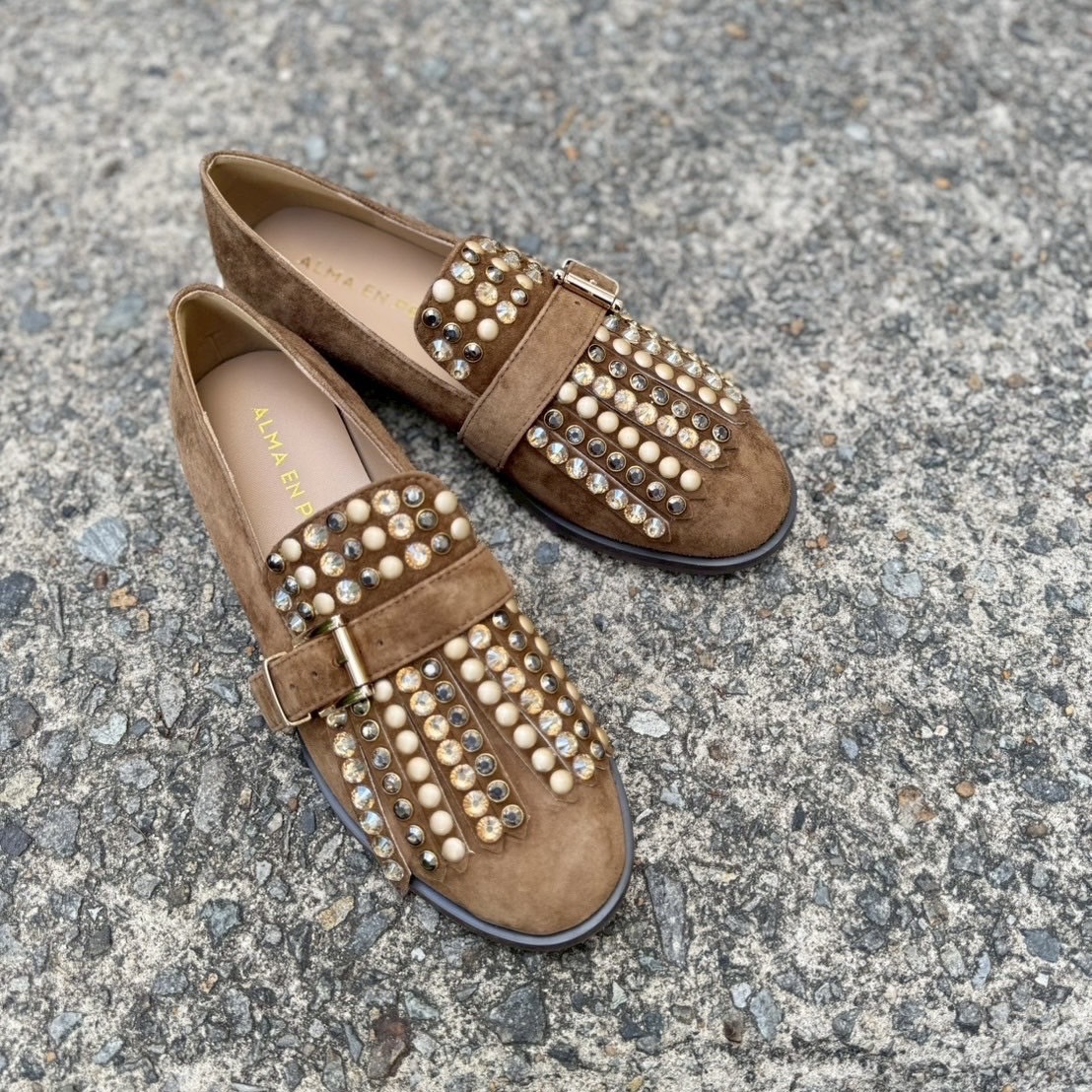 10/27メンズライクなフォルムもビジューのおかげで女性らしいデザインに!華やかさ全開のブラウンカラーローファー