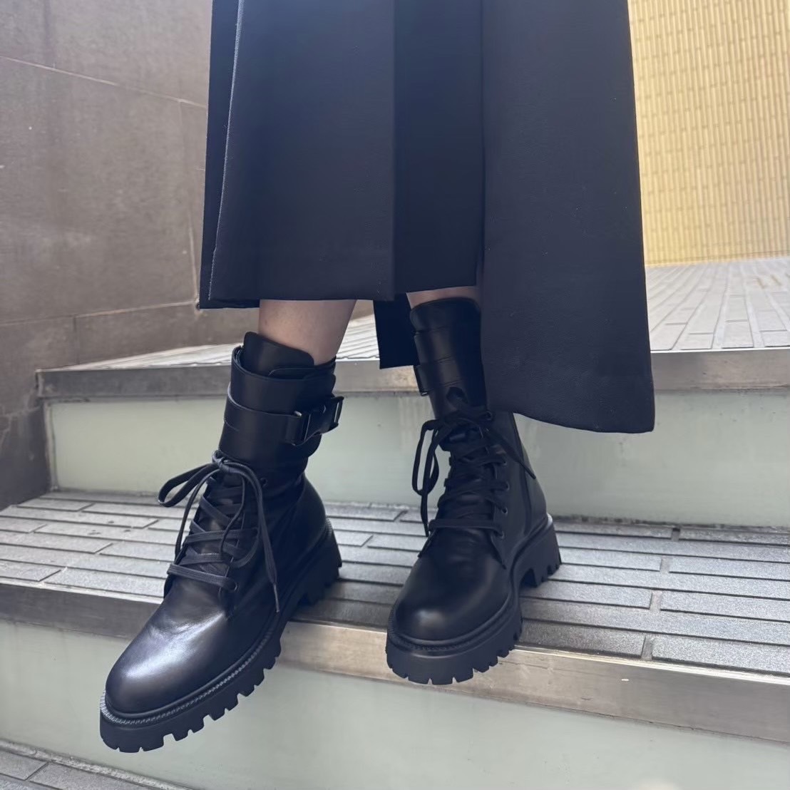 10/28艶感あるブラックレザーで、ハードなデザインも上品な印象のワークブーツ