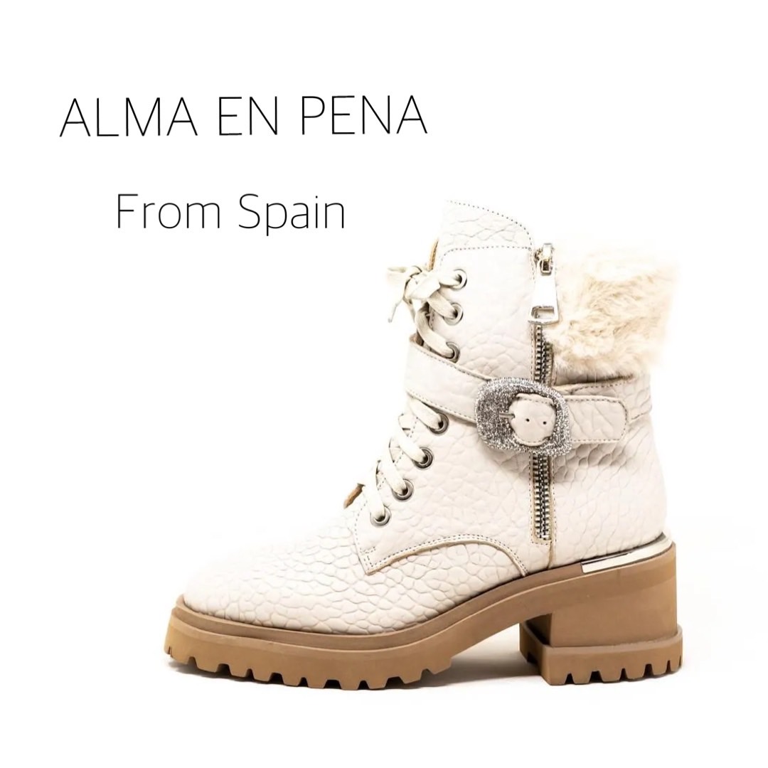 10/29ハードなデザインも優しいアイボリーカラーで女性らしさを演出できるワークブーツ