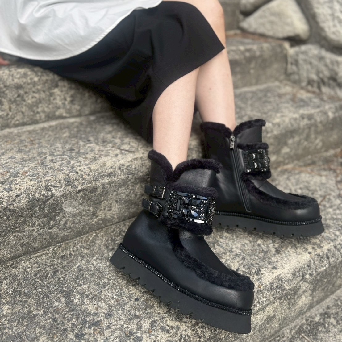 10/30存在感抜群のビジューモチーフに心ときめくブラックエスキモーブーツ