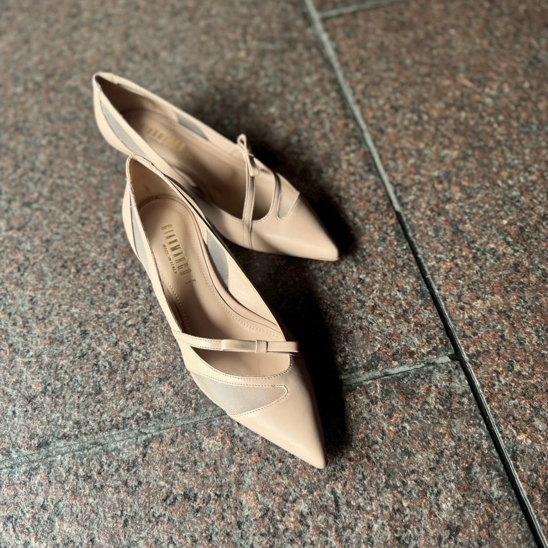 10/31女性らしく上品なベージュカラーのシースルーパンプス