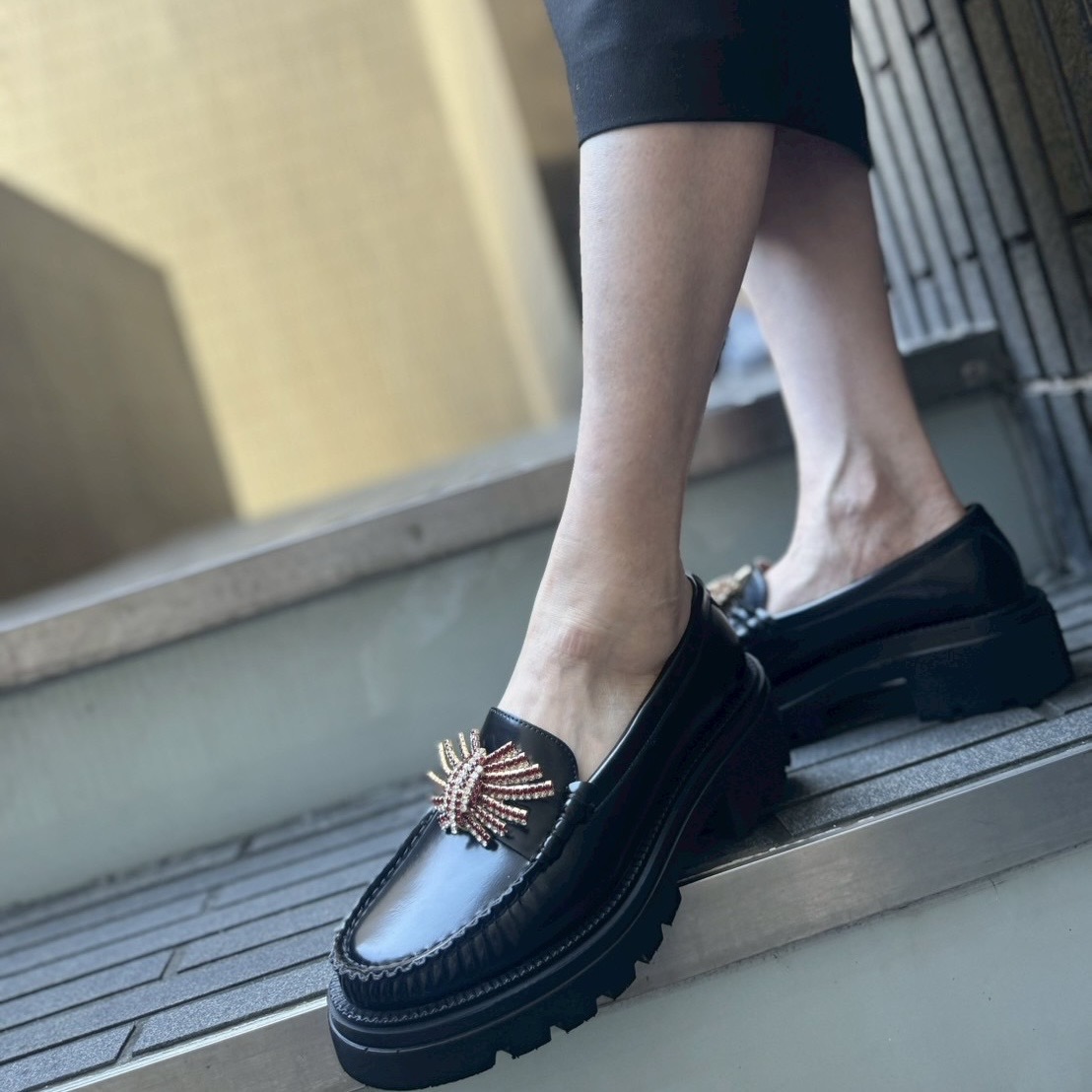 11/9クラシカルなデザインもビジューモチーフでトレンドを意識した、ブラックローファー