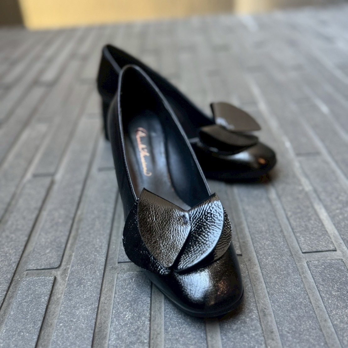 11/4立体モチーフがレトロな雰囲気を演出してくれるブラックエナメルパンプス