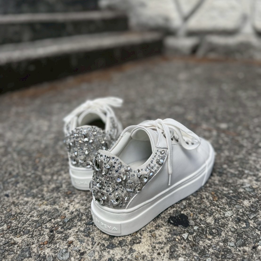 11/24デコラティブなバックスタイルに心躍るホワイトスニーカー