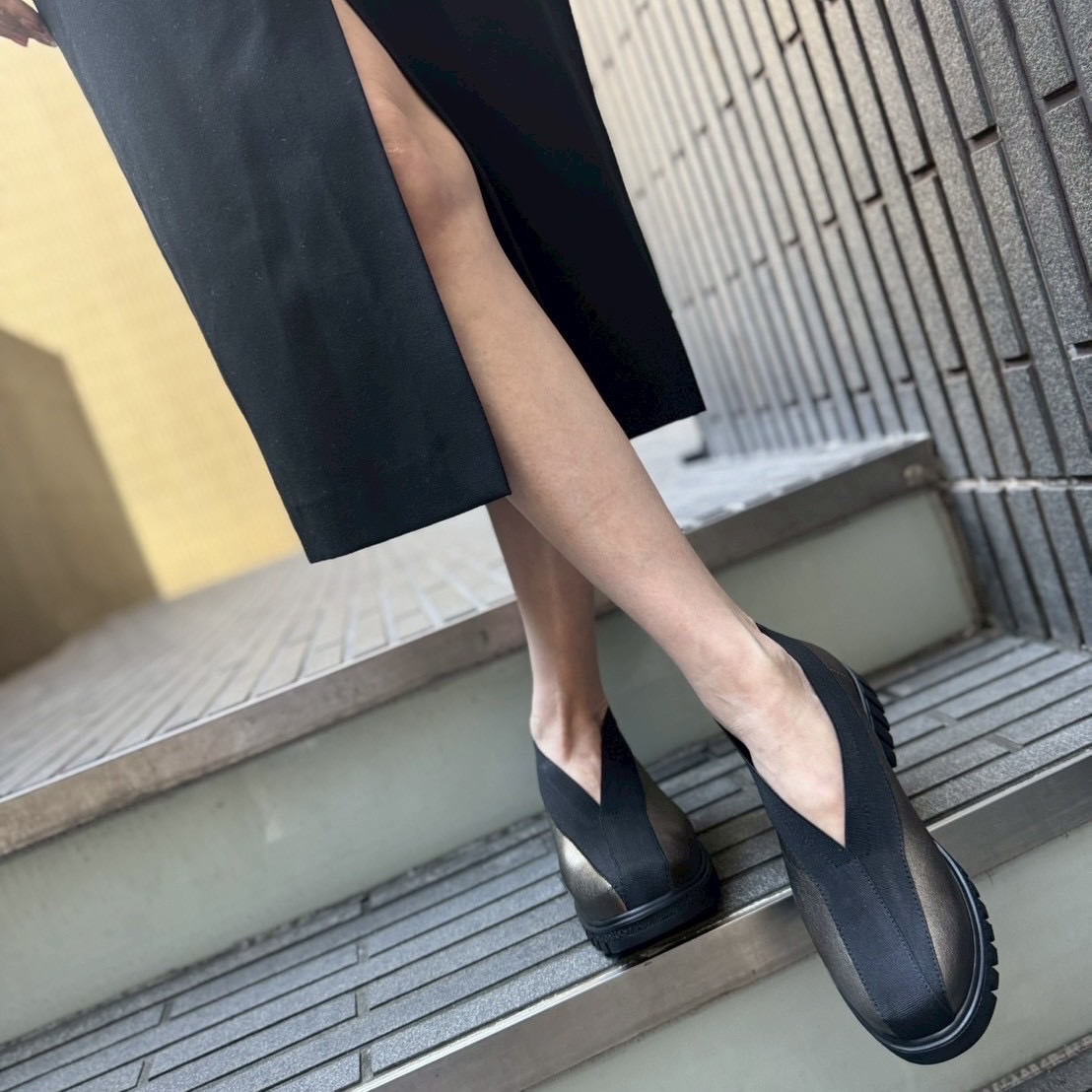 11/1履き心地とデザイン性を兼ね揃えたメタリックカラーパンプス