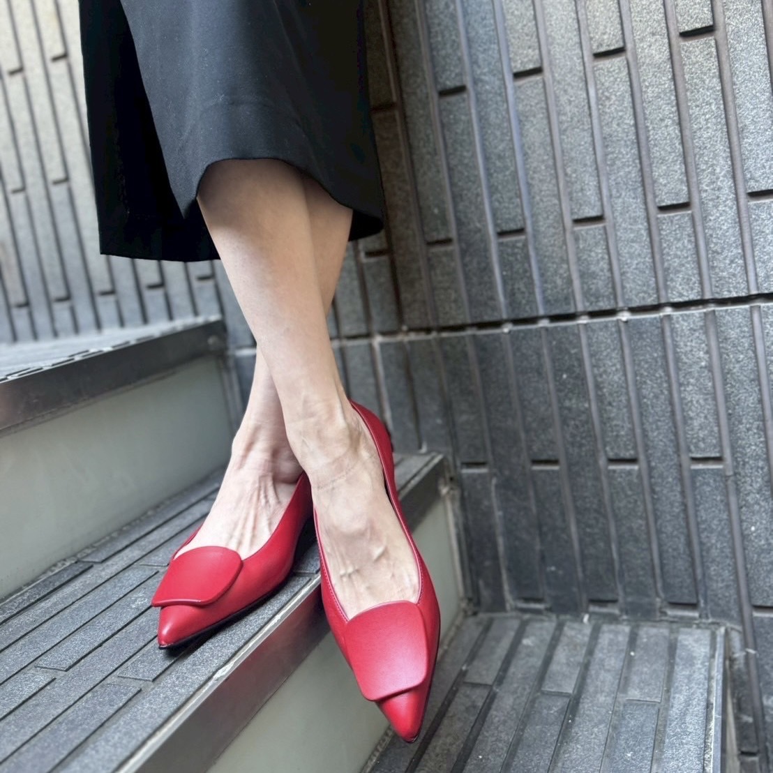 11/3上質レザーに鮮やかなレッドカラーが映えるフラットシューズ