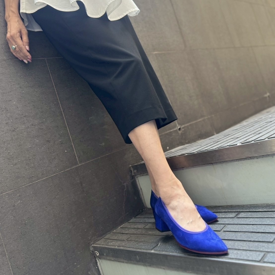 11/7目覚めるような発色がインポートらしいロイヤルブルーパンプス