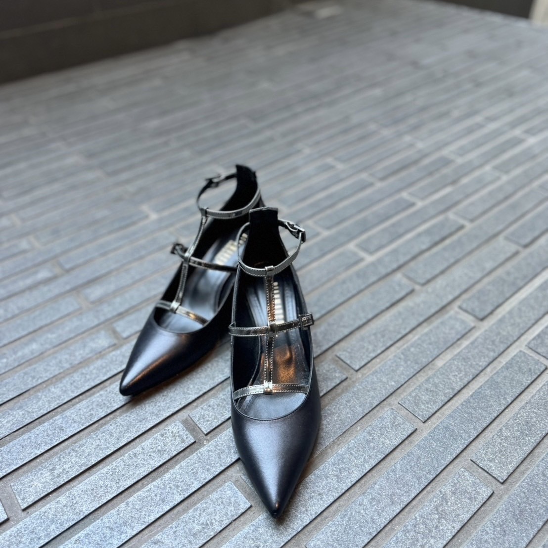 11/8メタリックのストラップがモード感溢れるブラックパンプス