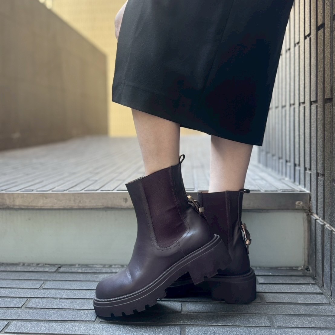 11/11トレンド感とクラシカルな雰囲気を兼ね備えたブラウンカラーサイドゴアブーツ